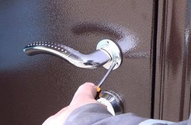 Замена дверной ручки металлической двери в Зеленогорске